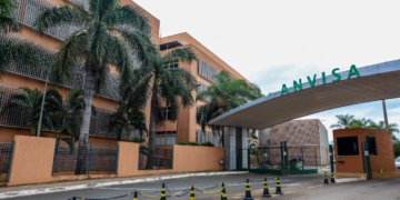 Anvisa determina apreensão de produtos irregulares e alerta para falsificação de medicamento