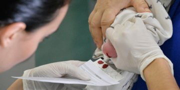 Demora no teste do pezinho pelo SUS atrasa diagnóstico e ameaça movimentos de crianças com AME