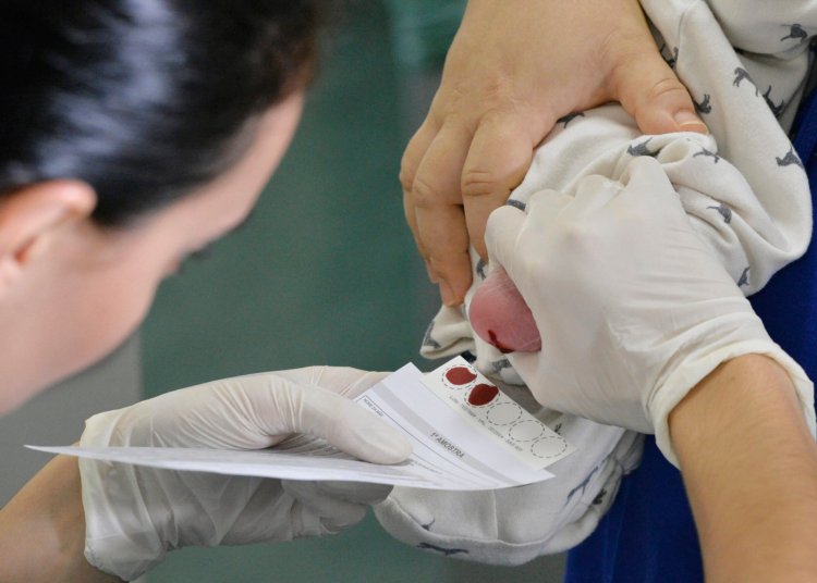 Demora no teste do pezinho pelo SUS atrasa diagnóstico e ameaça movimentos de crianças com AME
