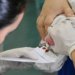 Demora no teste do pezinho pelo SUS atrasa diagnóstico e ameaça movimentos de crianças com AME
