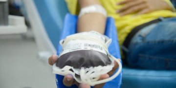 Doadores com tatuagem ou piercing vão esperar menos tempo para doar sangue no Brasil