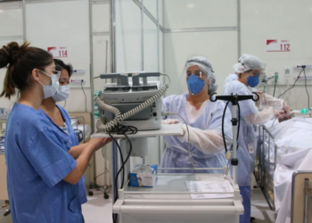 Esgotamento emocional atinge quase metade dos médicos que atuam em UTIs no Brasil