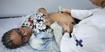 Gestantes que recusam vacinas contra covid e gripe elevam internações e mortes no país