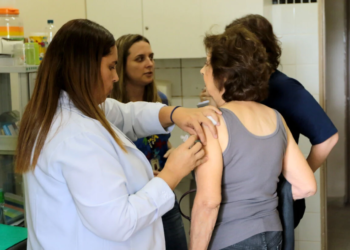 SUS disponibiliza vacina Pneumo 20 para idosos a partir de 85 anos
