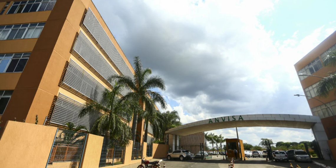 Anvisa proíbe venda de cosméticos falsificados e suspende fabricante de produtos de limpeza