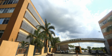 Anvisa proíbe venda de cosméticos falsificados e suspende fabricante de produtos de limpeza