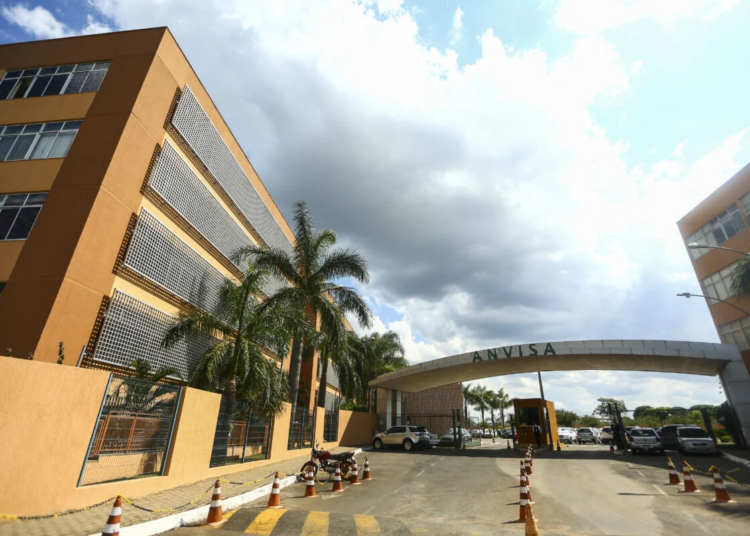 Anvisa proíbe venda de cosméticos falsificados e suspende fabricante de produtos de limpeza