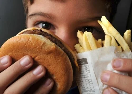 Obesidade infantil quadruplica desde 1990 e OMS lança diretrizes rígidas de tratamento