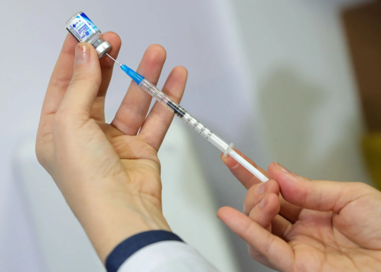 Rinovírus e metapneumovírus avançam e acendem alerta para internações de crianças no país