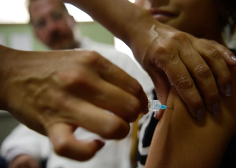 Vacina contra o HPV reduz em quase 78% os atendimentos por lesões pré-cancerígenas no SUS